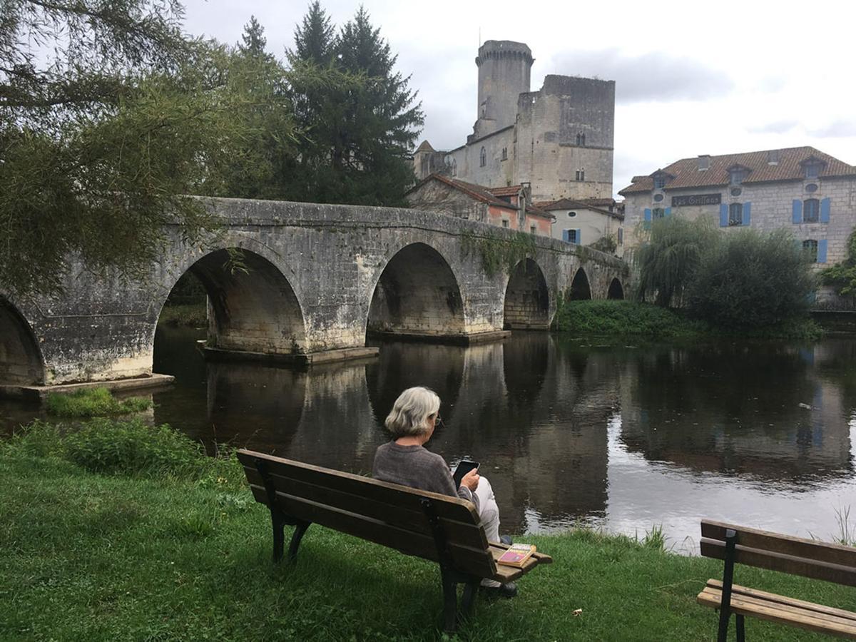 Au Pied Du Chateau Bourdeilles Bagian luar foto